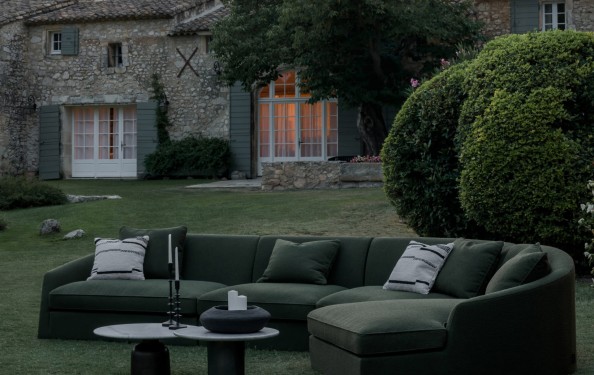 Sofas That Embrace: 5 Designs with Curved Silhouettes