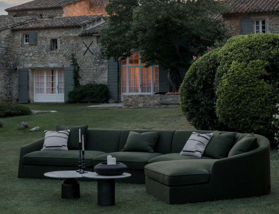 Sofas That Embrace: 5 Designs with Curved Silhouettes