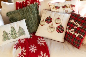 Christmas Baubles Cushion White/Red (45x45x15cm)