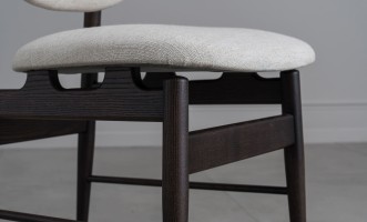 Milton Chair (Fabric: SOFT ROCK 102 MUSLIN (Cat. 3))