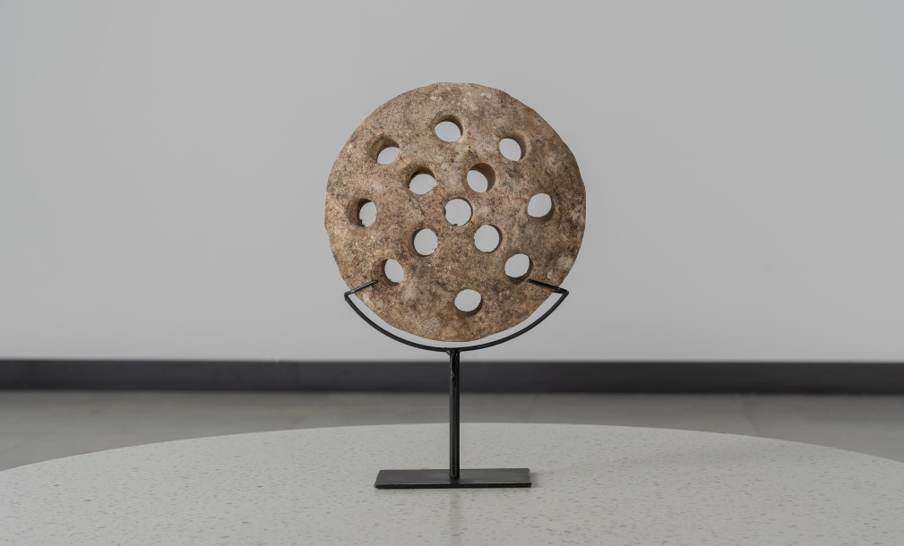 Disc N1 on stand - white stone