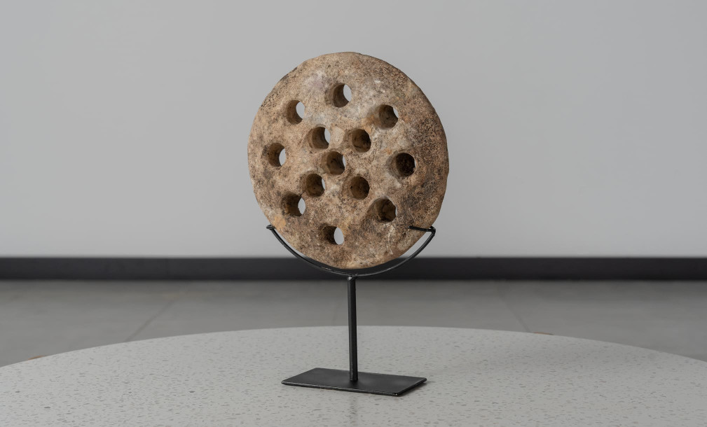 Disc N1 on stand - white stone