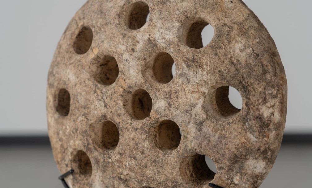 Disc N1 on stand - white stone
