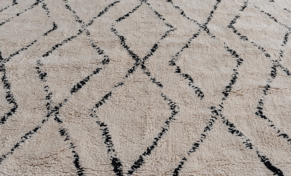 Vasu Rug 250x350 cm (black pattern)