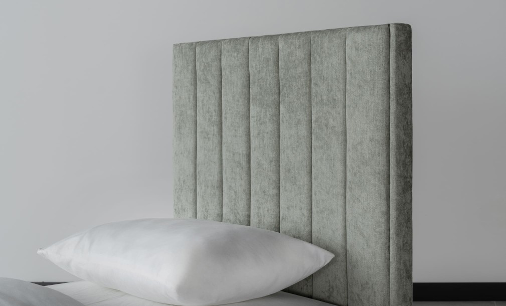 Newberry Stripes (Vertical) Bed 90x200 cm (Fabric: Plushery 40 Powder (Cat. 3))