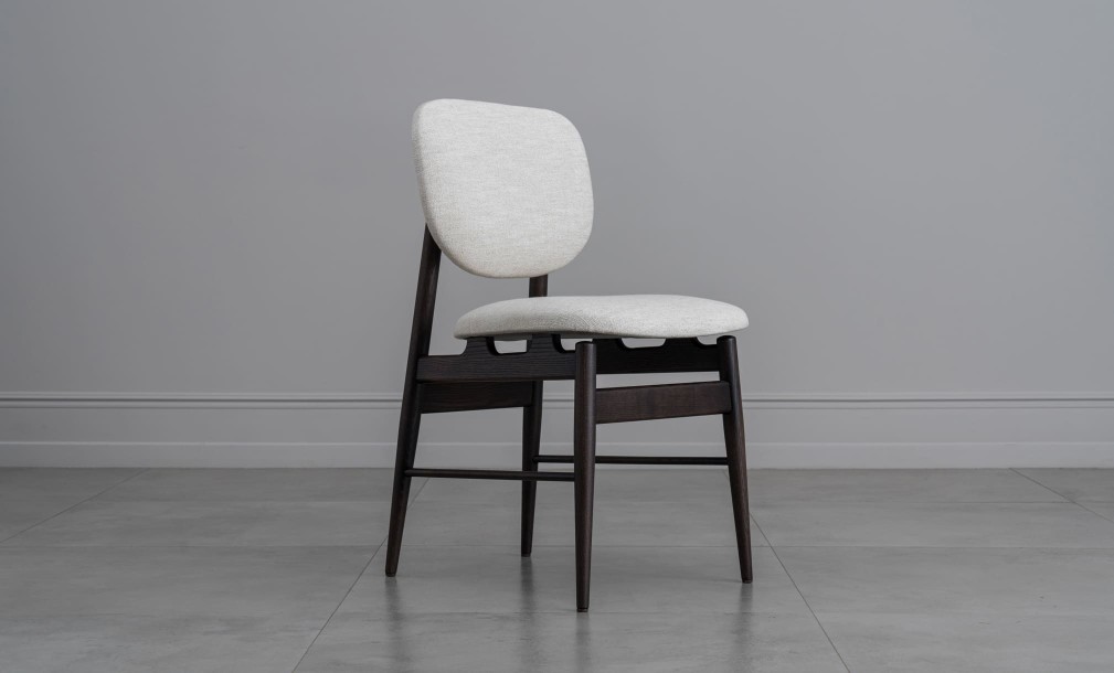 Milton Chair (Fabric: SOFT ROCK 102 MUSLIN (Cat. 3))