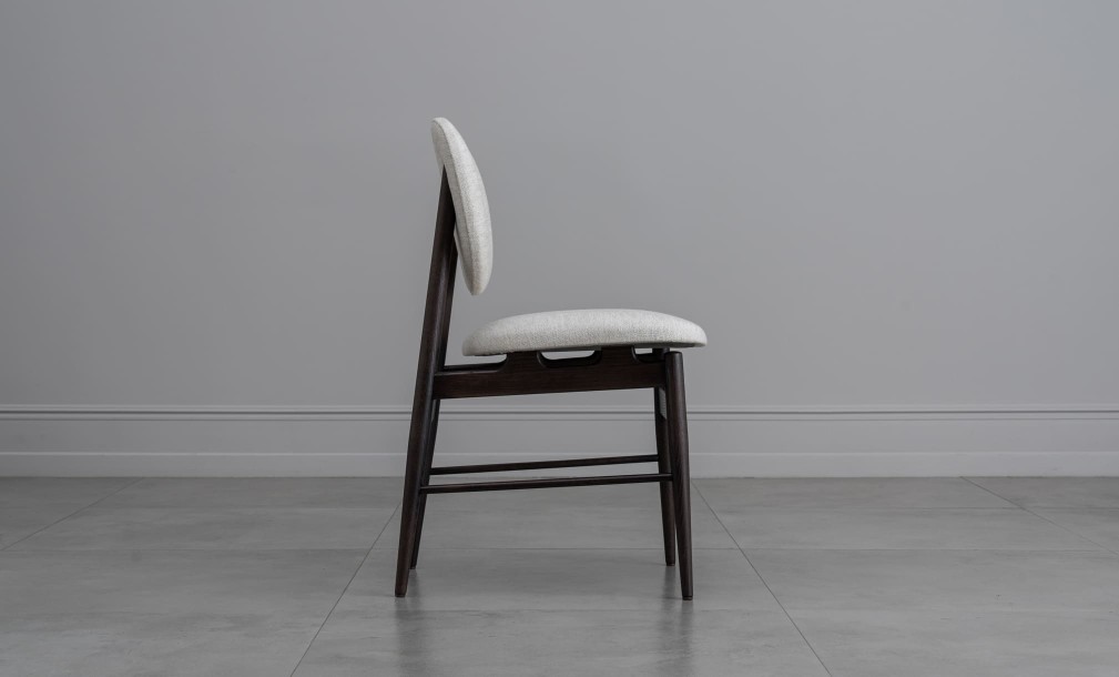 Milton Chair (Fabric: SOFT ROCK 102 MUSLIN (Cat. 3))