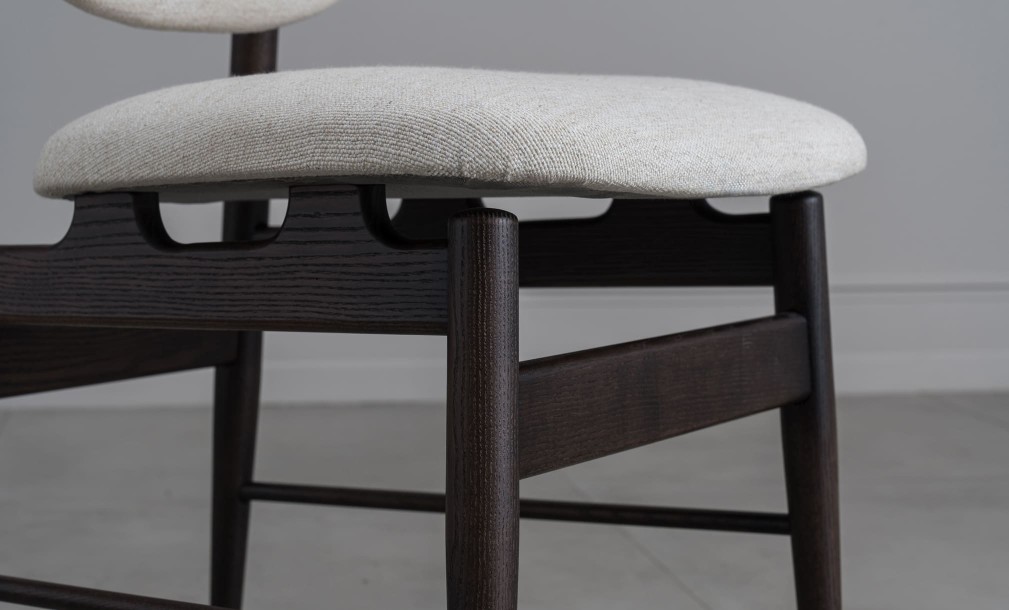 Milton Chair (Fabric: SOFT ROCK 102 MUSLIN (Cat. 3))